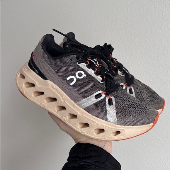 On Running Cloudeclipse in the Fade/Sand women’s size 6 running athletic shoes - Picture 4 of 12